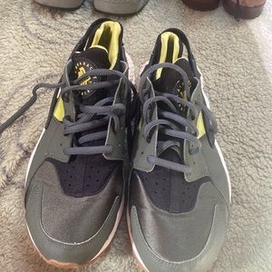 Ladies size 9 Nike huaraches In good condition